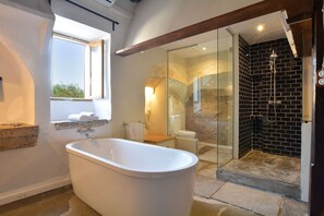 Chambre Double Supérieure | Salle de bain | Douche, douche à « effet pluie », articles de toilette de luxe