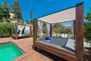 Piscine extérieure, chaises longues