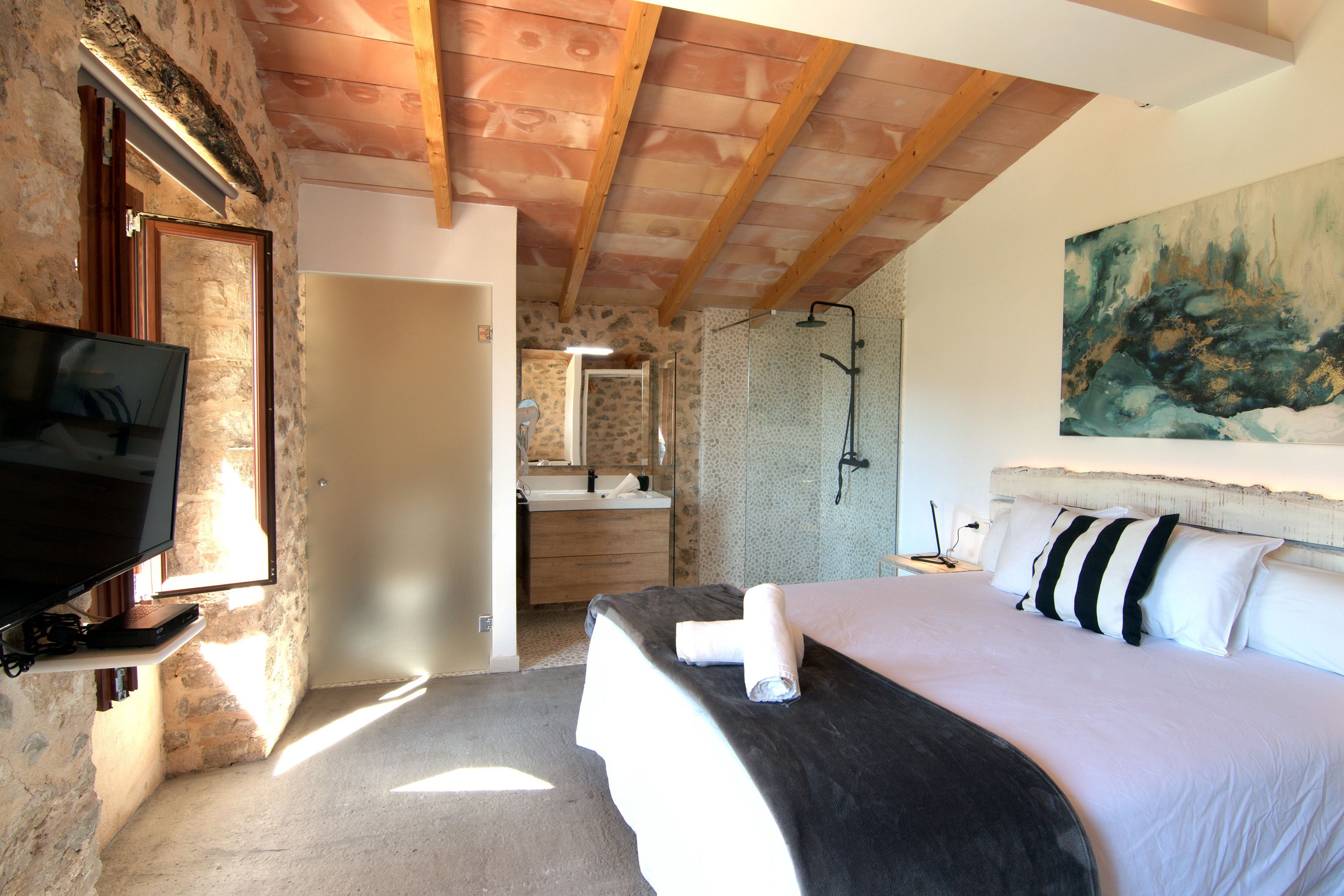 superior double room, garden view, poolside | bathroom | shower, rainfall showerhead, designer toiletries, hair dryer