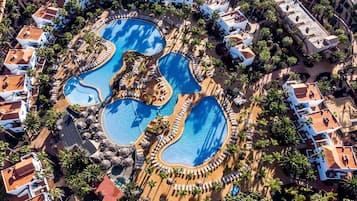 Kolam renang outdoor, dengan payung kolam renang dan kursi berjemur