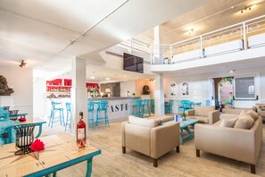 Con vista a la alberca, con servicio de comidas