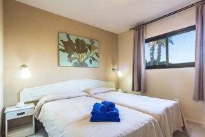 Caja de seguridad en la habitación y cortinas blackout