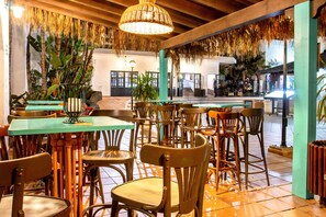 Poolside views, serves lunch - Oasis Duna (La Oliva)