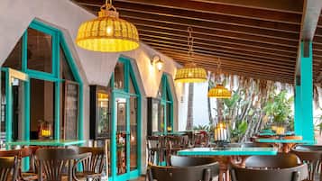 Uitzicht op het zwembad, serveert lunch