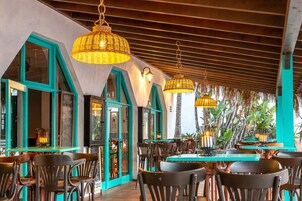 泳池景观，供应午餐