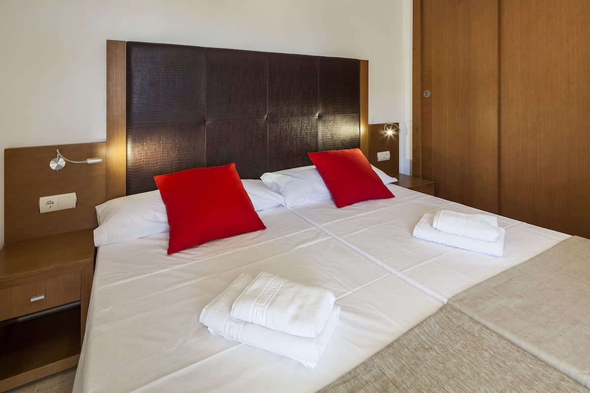 Apartment, 1 Bedroom (2 single beds + single sofa bed) | 2 bedrooms, in-room safe, blackout curtains, iron/ironing board