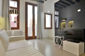 42-inch flat-screen TV with cable channels, TV - Lonja Suites Apartments  (Palma de Mallorca)