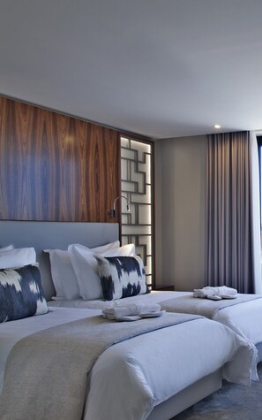 Executive Twin Room | Minibar, in-room safe, desk, soundproofing
