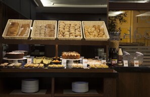 Se ofrece un desayuno bufé todos los días (por un coste adicional)