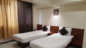 Desk, iron/ironing board, rollaway beds, free WiFi - Hotel Executive Residency (Pune)