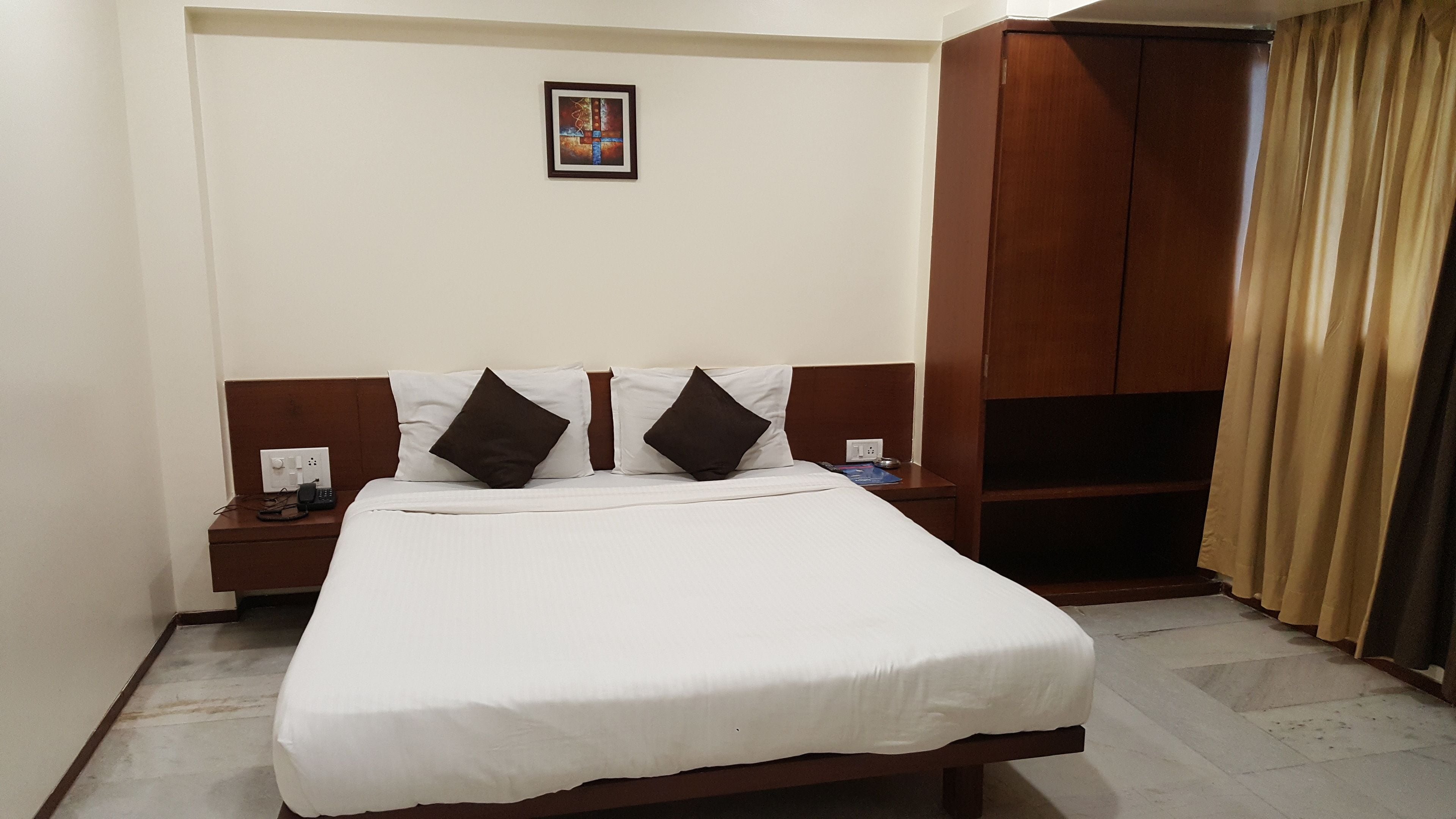 Executive Double Room, 1 Double Bed | Desk, iron/ironing board, rollaway beds, free WiFi