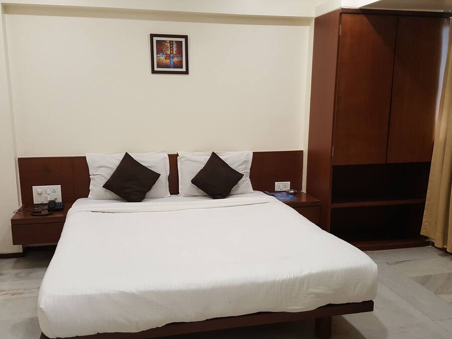 Escritorio, tabla de planchar con plancha y camas plegables/adicionales