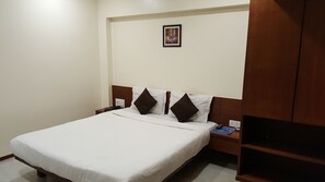 Habitación ejecutiva doble, 1 cama doble | Escritorio, tabla de planchar con plancha, camas supletorias