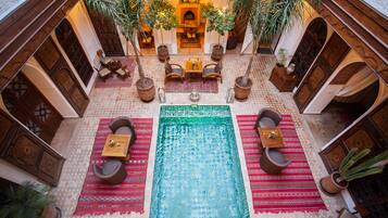 2 piscine coperte, ombrelloni da piscina, lettini