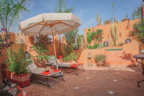 2 개의 실내 수영장, 수영장 파라솔, 일광욕 의자