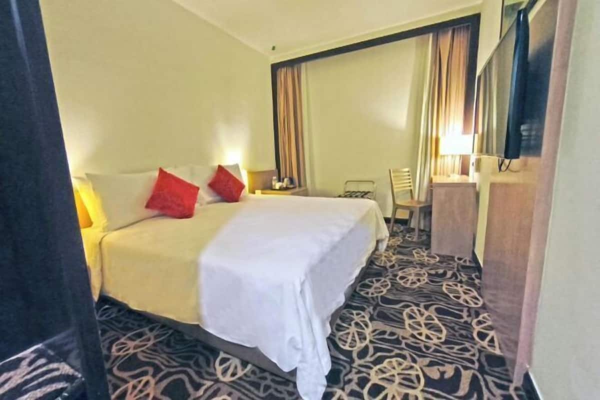 Minibar, in-room safe, desk, iron/ironing board