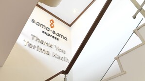 Un letrero con el texto 'Sama-sama express Thank You Terima Kasih' en un ambiente interior moderno.