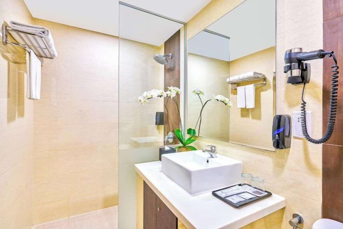 Bathroom | Shower, free toiletries, hair dryer (on request), bidet