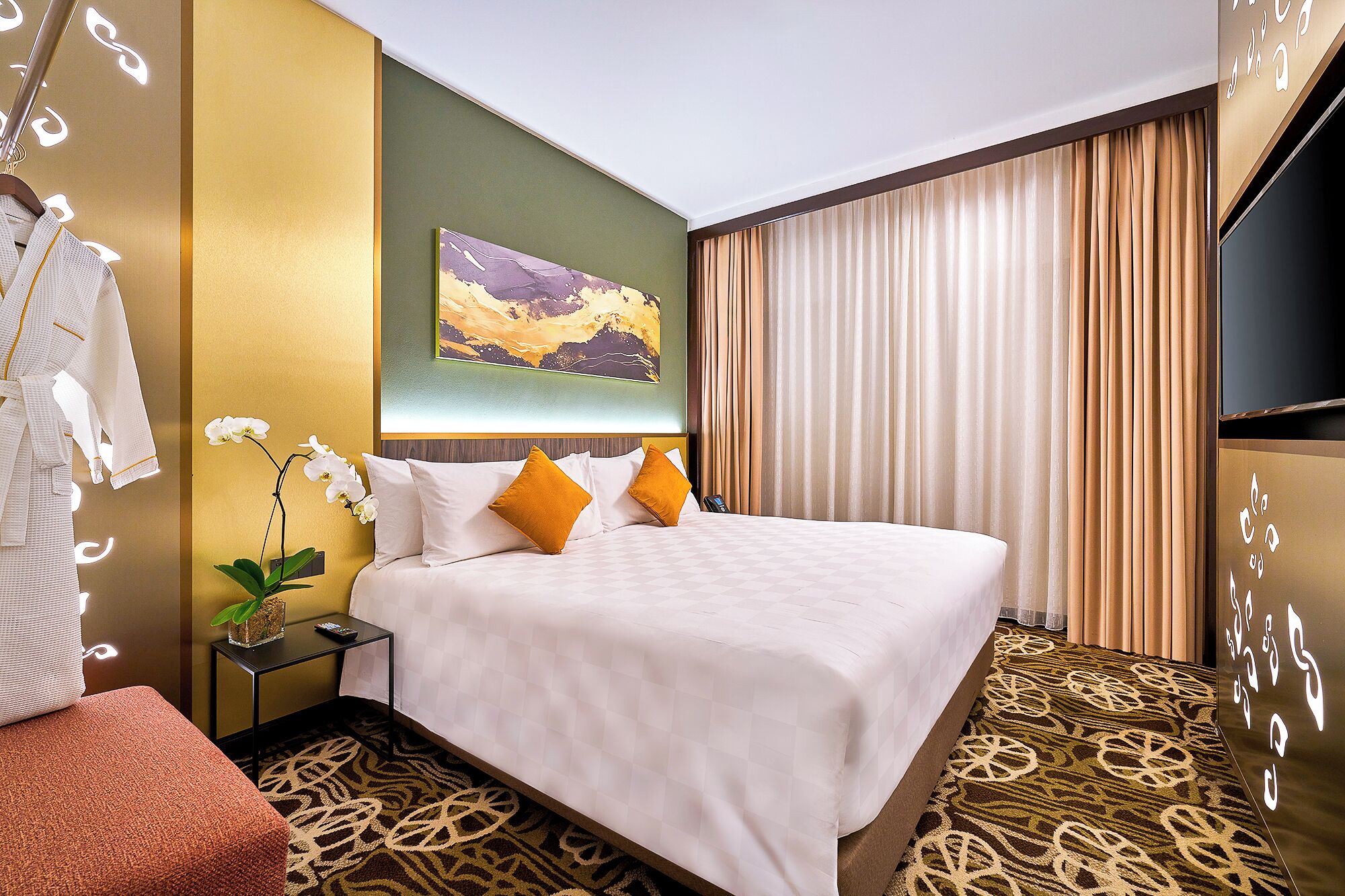 Minibar, in-room safe, desk, iron/ironing board