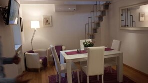 Appartement, 3 slaapkamers | Privékeuken | Een koelkast met diepvriezer, een microgolfoven, een oven, een kookplaat