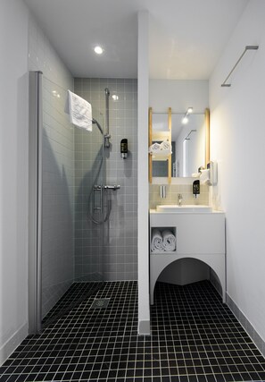 Standard Double Room, Courtyard View | Bathroom