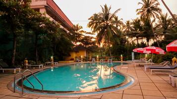Outdoor pool, pool loungers