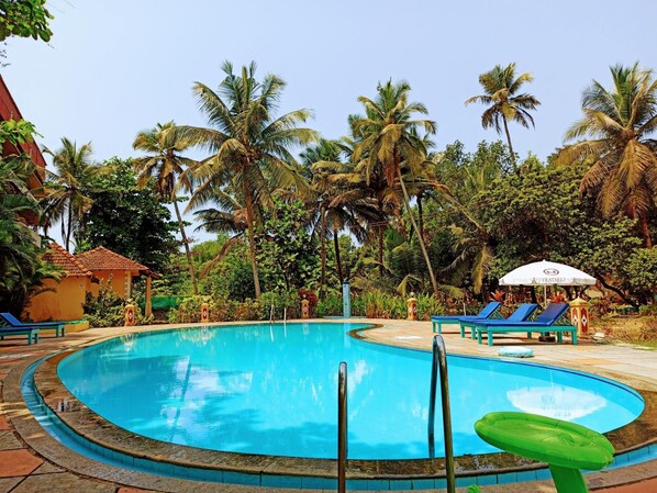 Outdoor pool, sun loungers - Carina Beach Resort (Benaulim)