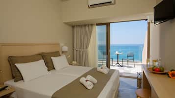 Estúdio superior, vista para o mar | Cofres nos quartos, escrivaninha, espaço de trabalho para notebook