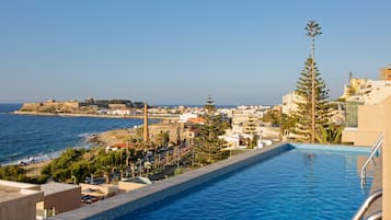 Piscina externa sazonal, funciona das 9h às 21h, guarda-sóis