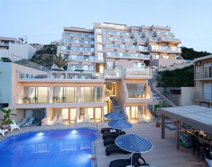 Seasonal outdoor pool, open 9:00 AM to 9:00 PM, pool umbrellas - Archipelagos Hotel (Rethymno)