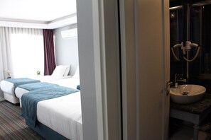 Premium bedding, minibar, in-room safe, desk - Santa Lucia Hotel (Istanbul)