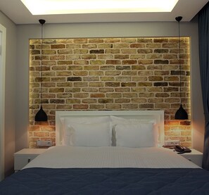 Bộ đồ giường cao cấp, minibar, két bảo mật tại phòng, bàn 