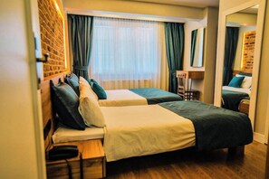 Seprai premium, minibar, brankas, dan meja kerja