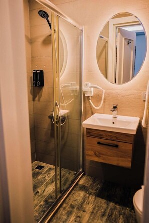 Shower, free toiletries, hair dryer, slippers - Santa Lucia Hotel (Istanbul)