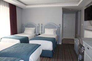 Bộ đồ giường cao cấp, minibar, két bảo mật tại phòng, bàn 