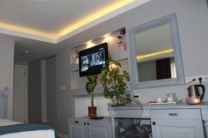 Premium bedding, minibar, in-room safe, desk - Santa Lucia Hotel (Istanbul)