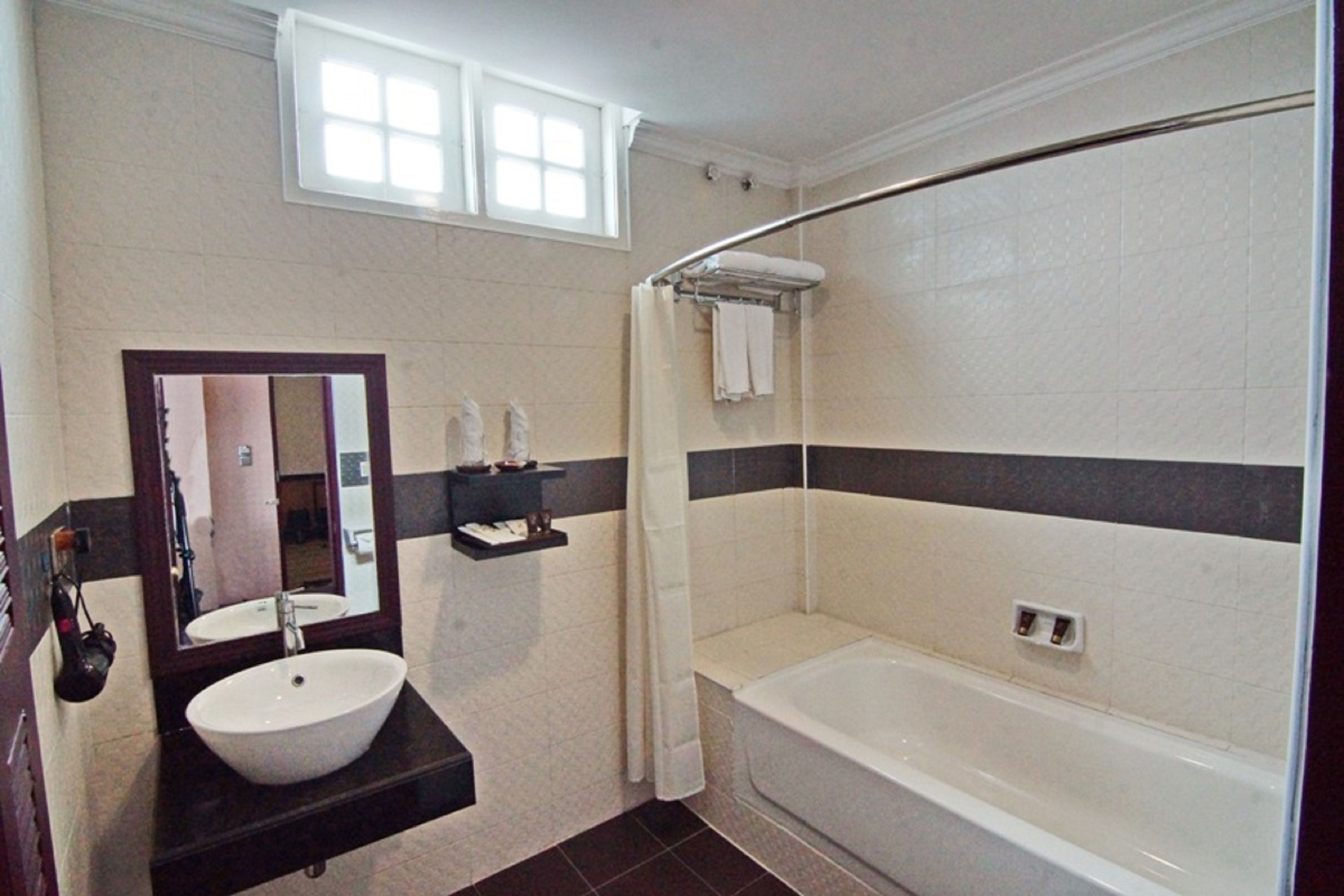 deluxe room | bathroom | free toiletries, hair dryer, towels