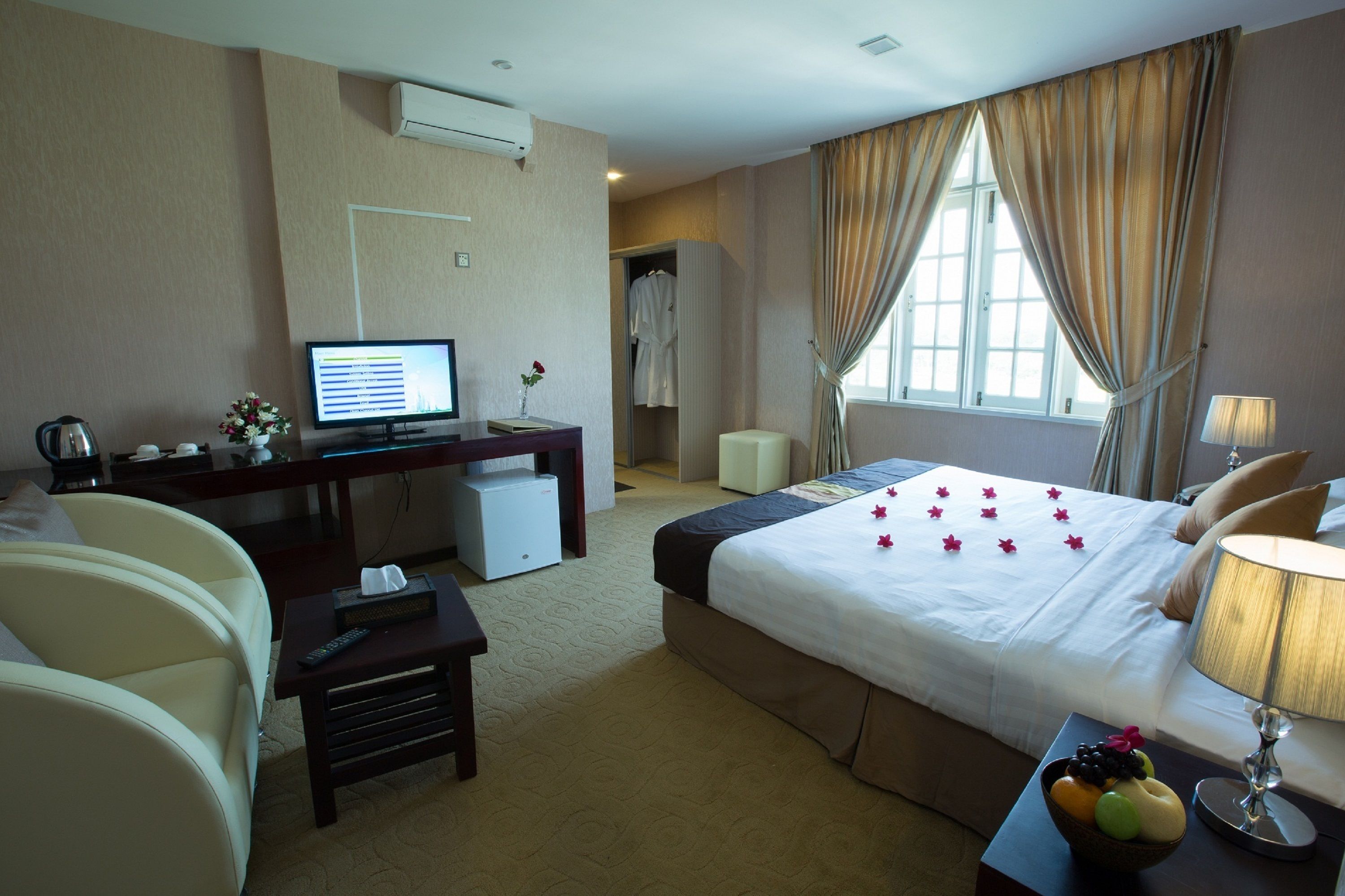 superior twin room | minibar, in-room safe, desk, blackout curtains