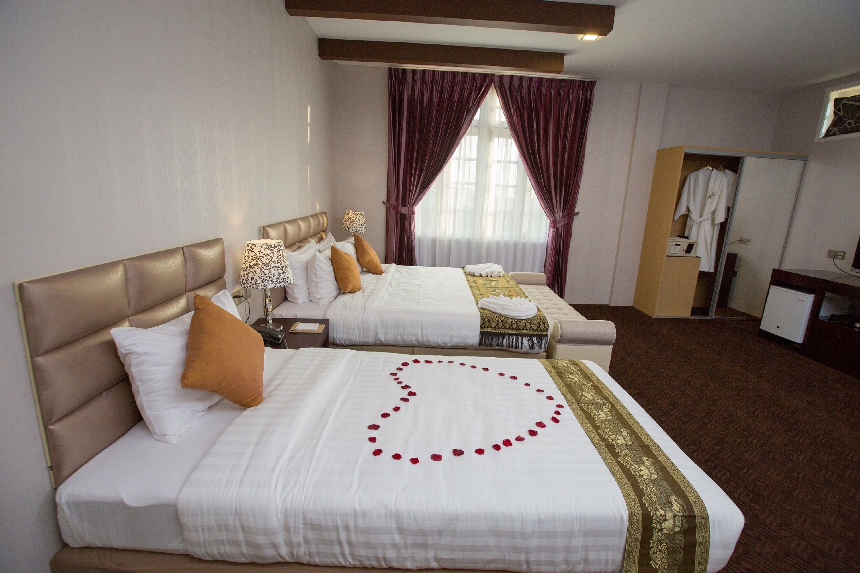 family room | living room | 24-inch flat-screen tv with satellite channels, tv