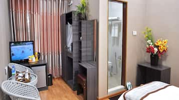 Habitación doble superior | Minibar, caja de seguridad en la habitación y escritorio