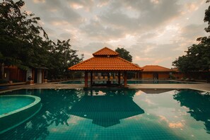 Suite Premier, pemandangan kolam renang | Kolam renang outdoor | 3 kolam renang outdoor, dengan payung kolam renang