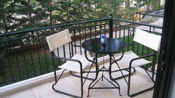 Departamento estándar (Castle View) | Caja de seguridad en la habitación y escritorio