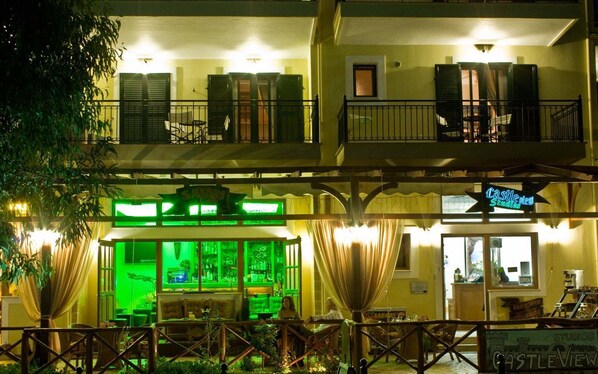 Outdoor dining - Castle View Studios (North Kynouria)