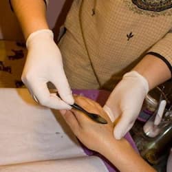 Vartalohoitoja, aromaterapiaa, kuumakivihierontaa, syväkudoshierontaa