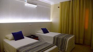 Quarto solteiro standard | Frigobar, cortinas blackout, Wi-Fi de cortesia, roupa de cama