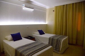 Quarto solteiro standard | Frigobar, cortinas blackout, Wi-Fi de cortesia, roupa de cama