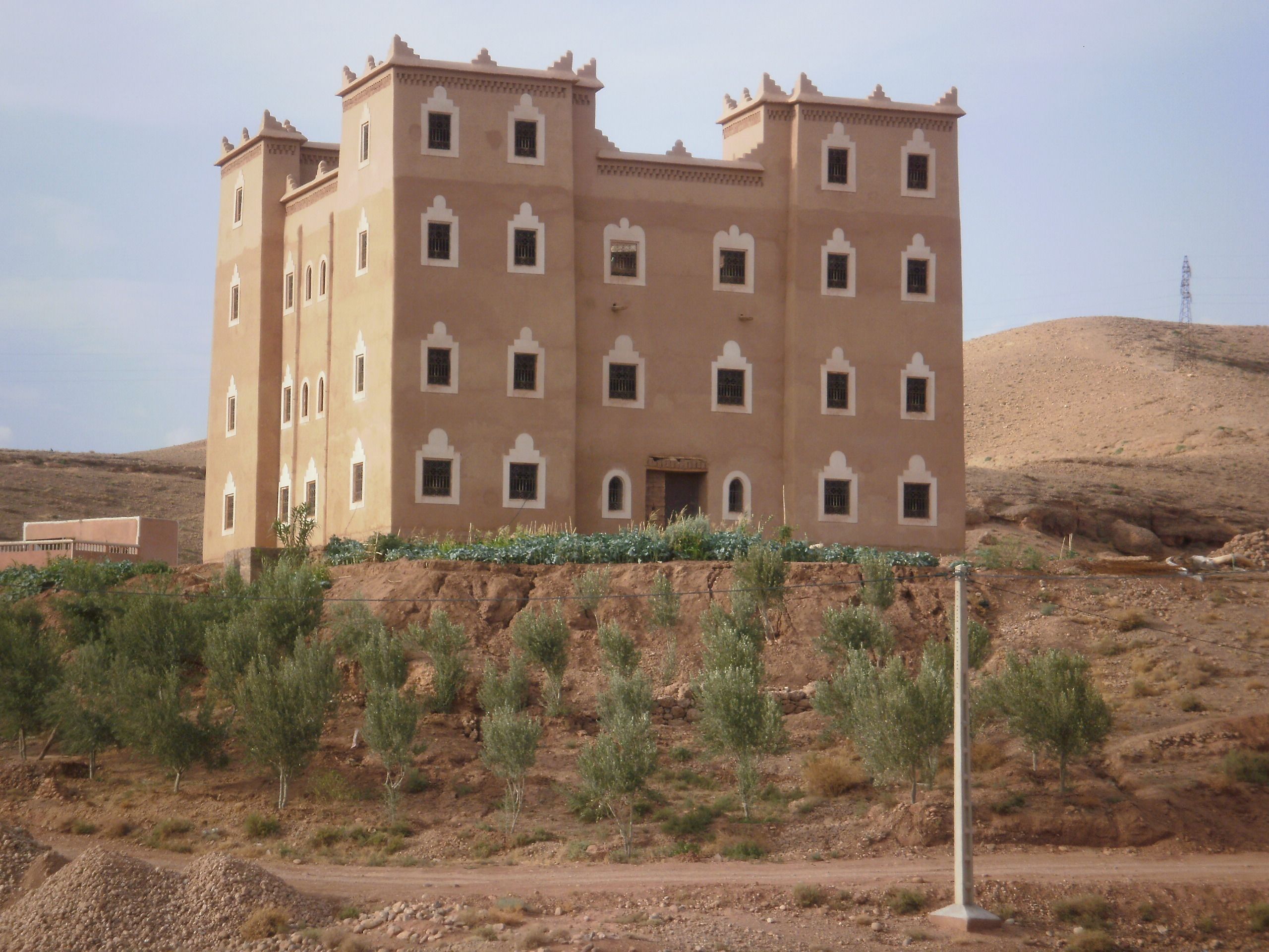 Un grand immeuble à étages, doté d’une façade symétrique, de nombreuses fenêtres et d’un toit plat.