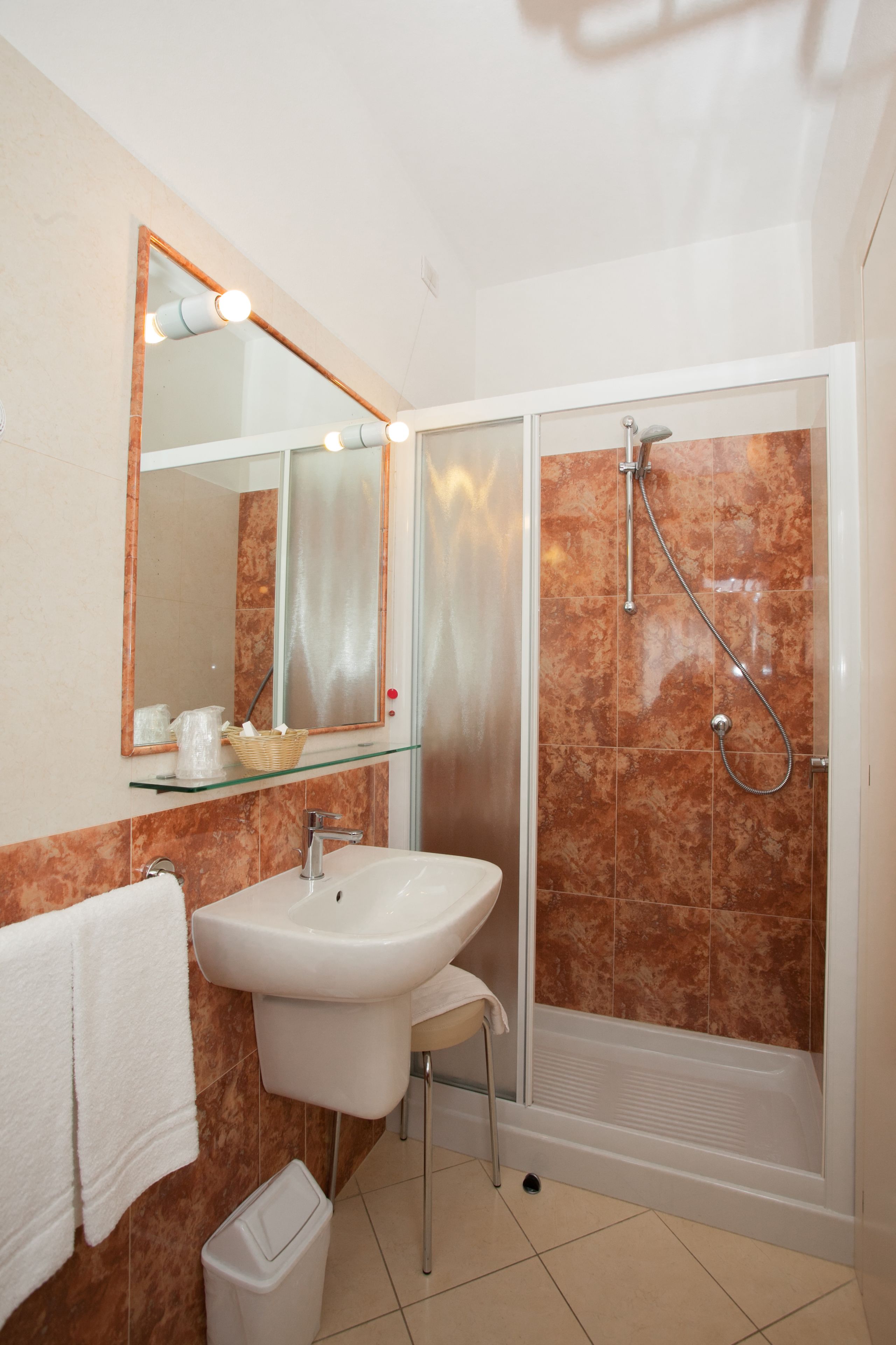 single room | bathroom | free toiletries, hair dryer, bidet, towels
