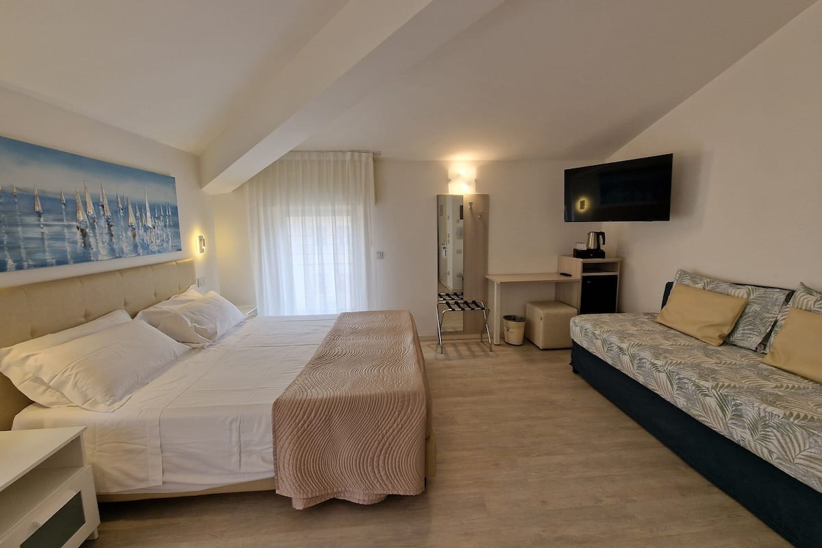 Superior tweepersoonskamer | 1 slaapkamer, een minibar, een kluis op de kamer, een bureau