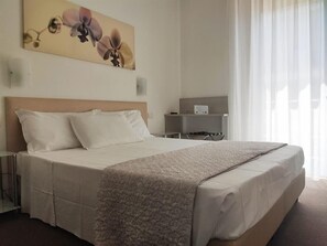 Classic Double or Twin Room, Balcony | Minibar, in-room safe, desk, free WiFi - Hotel Villa Anthea (Garda)